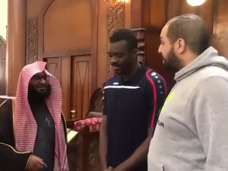 اضغط لمشاهدة الفيديو: لاعب نادي الجبلين للكرة الطائرة يعلن دخوله الإسلام